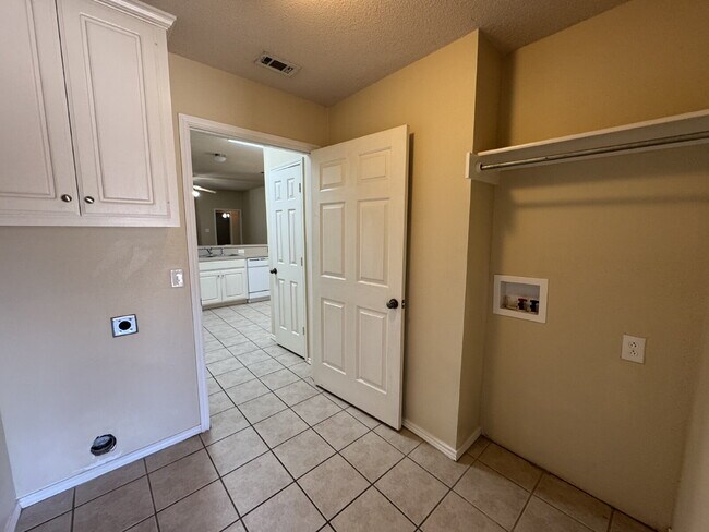 Building Photo - Beautiful Duplex in Northwest Lubbock
