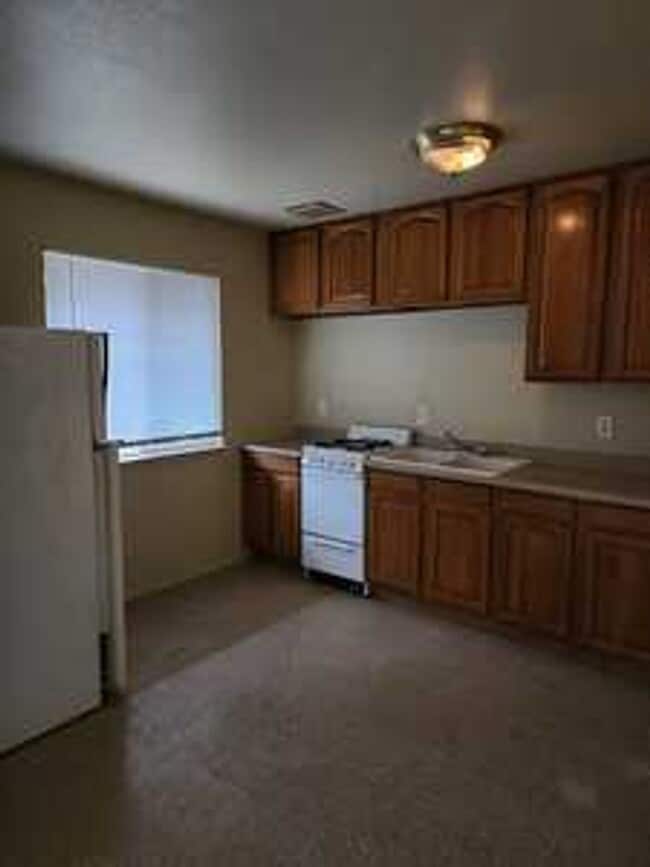 Building Photo - Leon Avenue - Nice Wood Cabinets