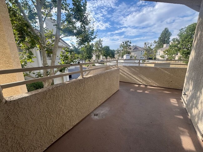 Building Photo - Beautiful 2-Bedroom Upper Corner Unit Townhome in Stevenson Ranch!