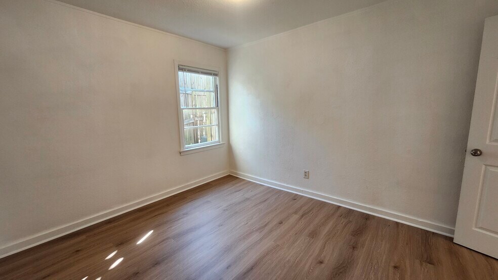 Building Photo - 4014 Chelsea Dr