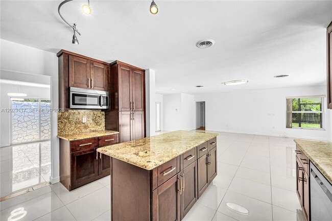 Building Photo - 13100 SW 81st Ave