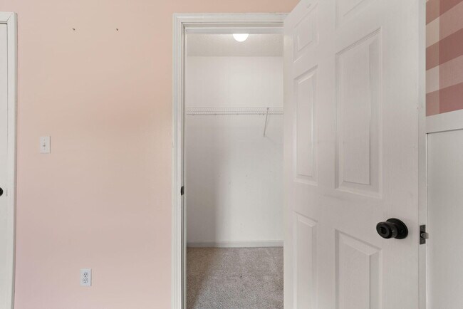 Building Photo - 180 Lilly Ln