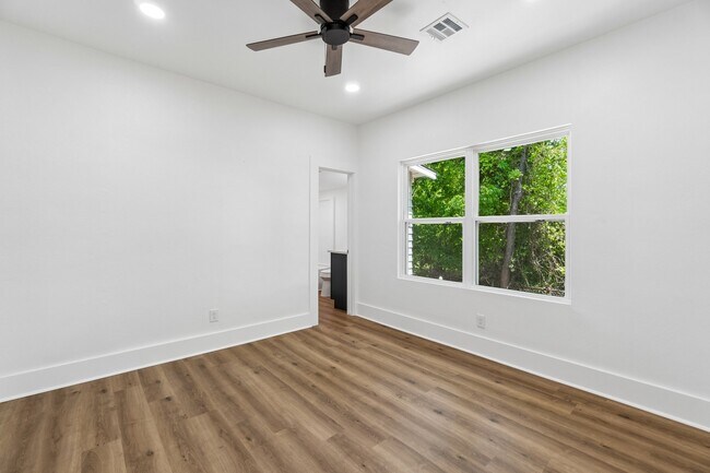 Building Photo - 1321 NE 9th St