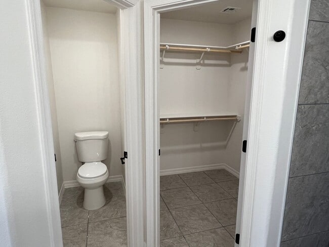 Building Photo - 3 Bedroom Split Floor Plan with 2 bathroom...