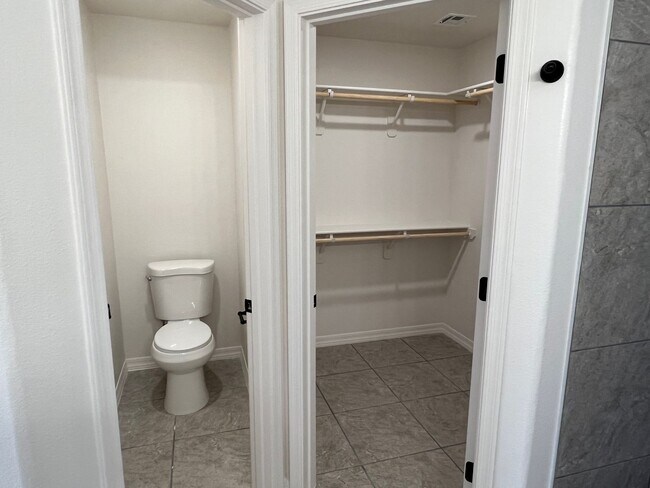 Building Photo - 3 Bedroom Split Floor Plan with 2 bathrooms