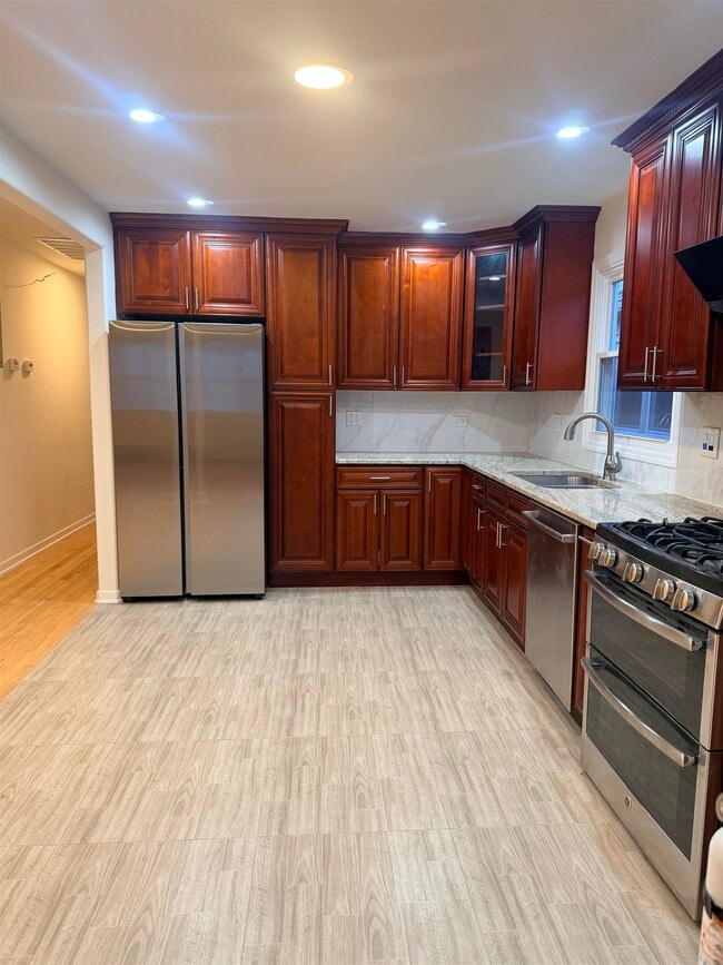 Building Photo - 33 E 51st St