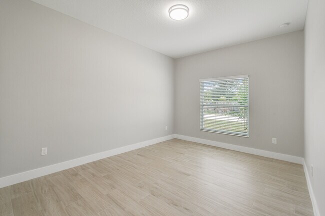 Building Photo - 1388 NW Charlie Green Dr