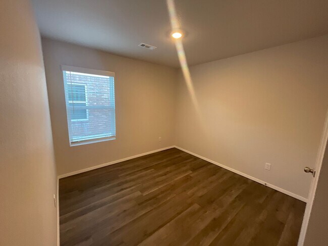 Building Photo - 3070 Vail Ave