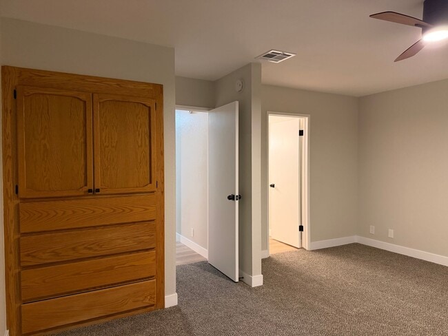 Building Photo - Please Contact VAUGHN REALTY to set up an appointment 760-446-6561