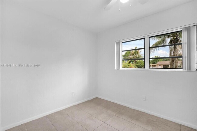 Building Photo - 1050 NE 156th St