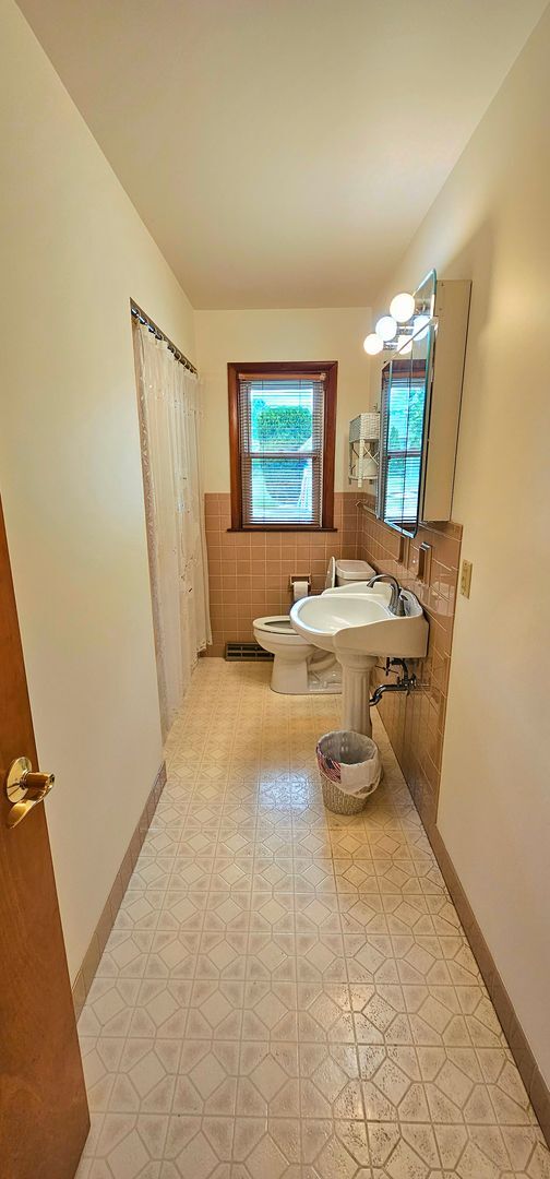 Building Photo - Welcome to this charming 2 bedroom, 1 bath...