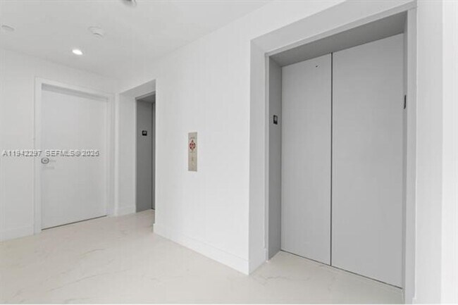 Building Photo - 700 NE 24th St