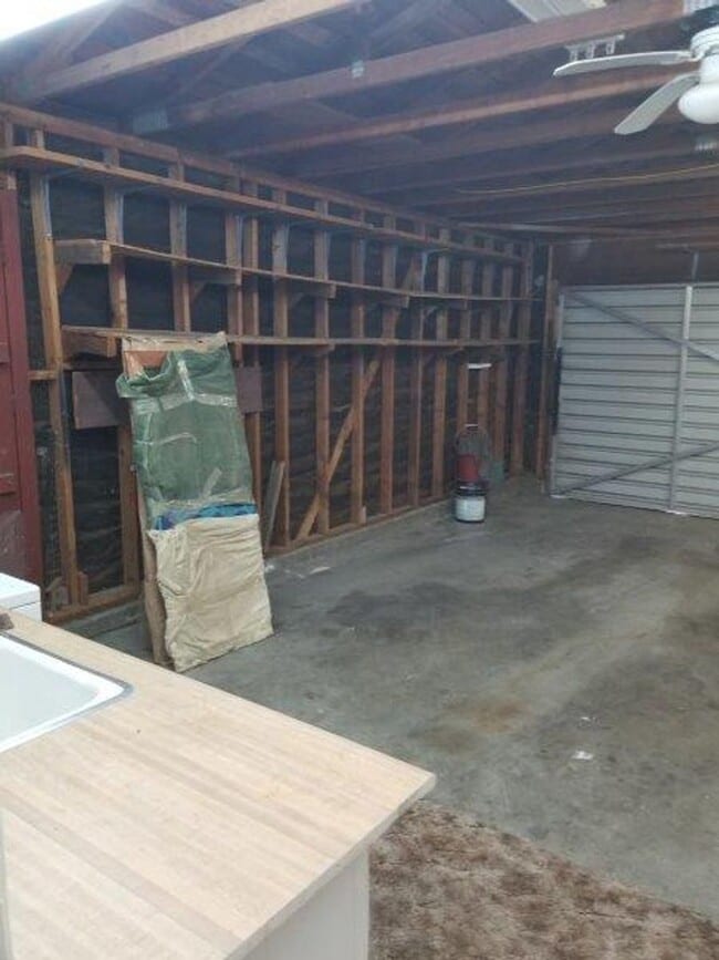 Building Photo - Charming Clovis 3/2 Home with New Solar Sy...