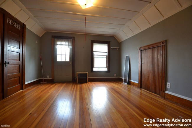 Building Photo - 4 br, 2 bath Apartment - 32 Gardena St # 1X