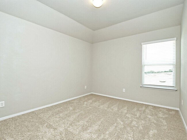 Building Photo - 5 BR + Office /2.5 BA - 2637 SF - Cloverleaf in SOUTH AUSTIN!