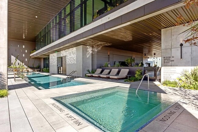 Building Photo - 610 Davis St