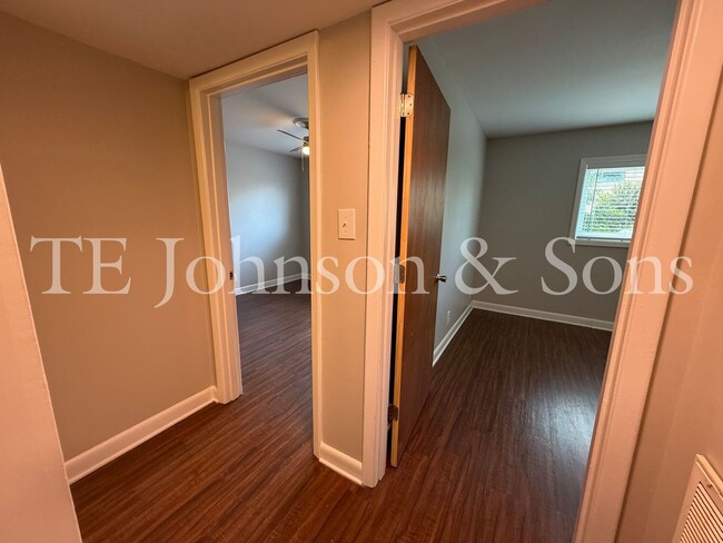 Building Photo - 2 Bedroom Salem View Apartment!