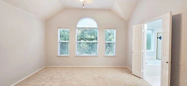 Building Photo - Amazing 4 b+2.5b Single family