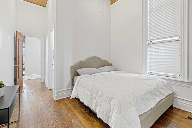 Building Photo - 1400 W Chestnut St