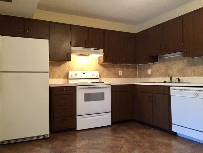 Building Photo - 2 Bed 1.5 Bath two story condo.