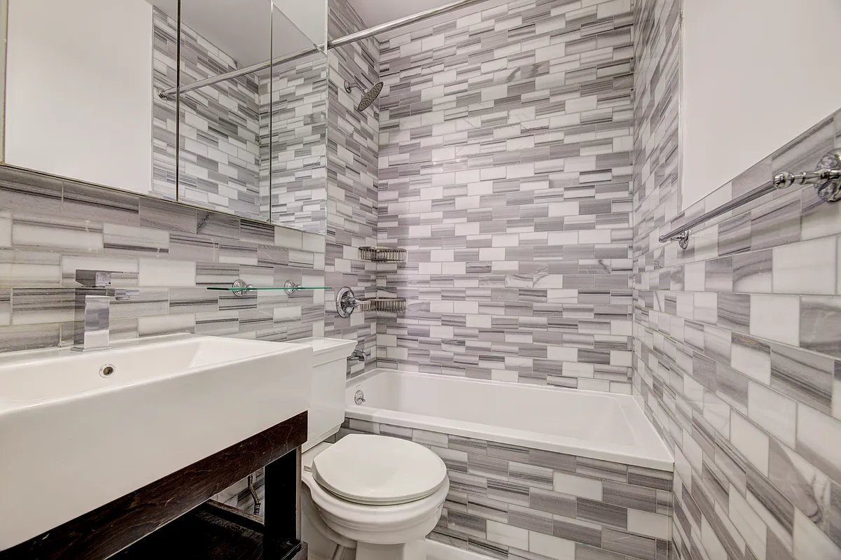 Building Photo - 212 E 105th St