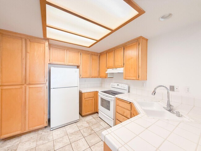 Building Photo - Richmond Marina Bay 3 Bed 3 Bath Townhome in Gated Bay Front Community