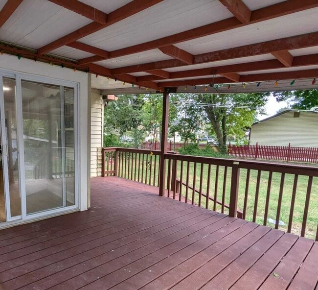 Building Photo - 15 Locust Ave