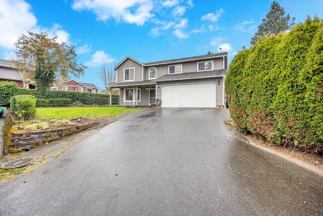 Building Photo - NO SHOWINGS AT THIS TIME~ 5 Bedrooms ( one brm is on main floor) and 4 bathrooms (2 are on main f...