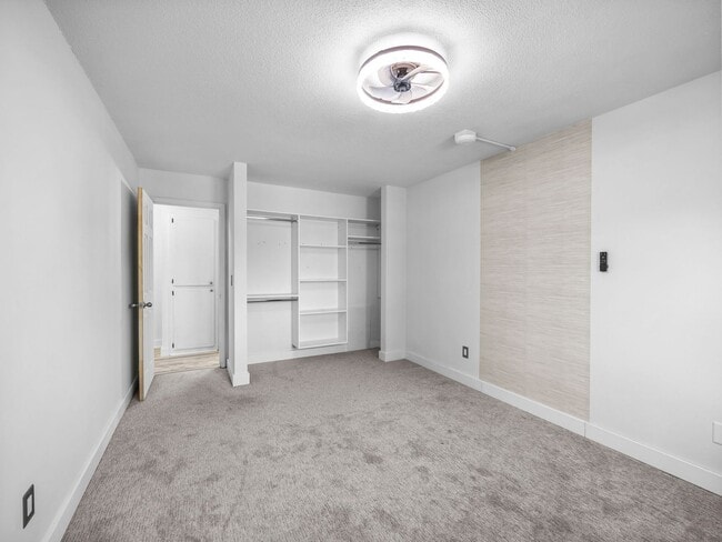 Building Photo - Mound 1 Bed Condo