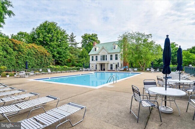 Building Photo - 1100 Quaker Hill Dr
