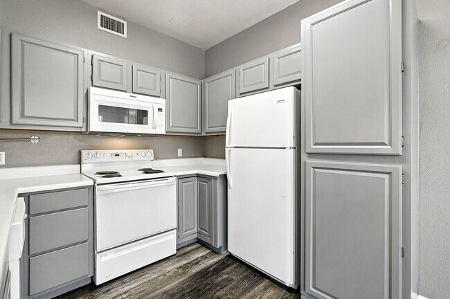 Building Photo - Immaculate Updated 2-Bedroom, 2-Bath Ground-Level Condo in Broomfield  - Miramonte Ranch