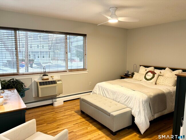 Building Photo - 208 Flax Hill Rd