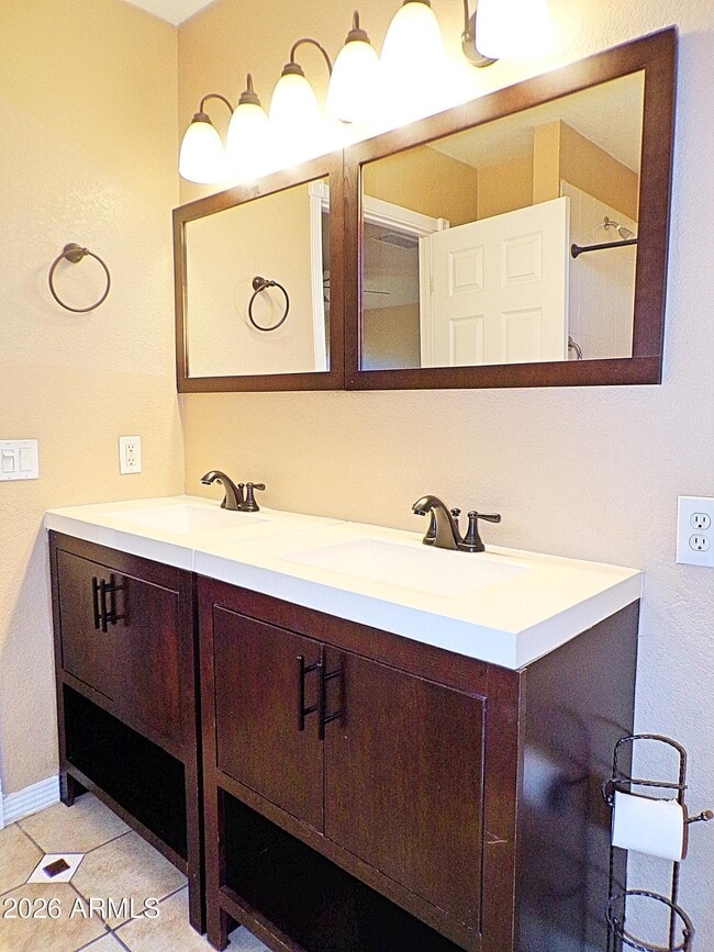 Building Photo - 10033 S Honeysuckle Dr