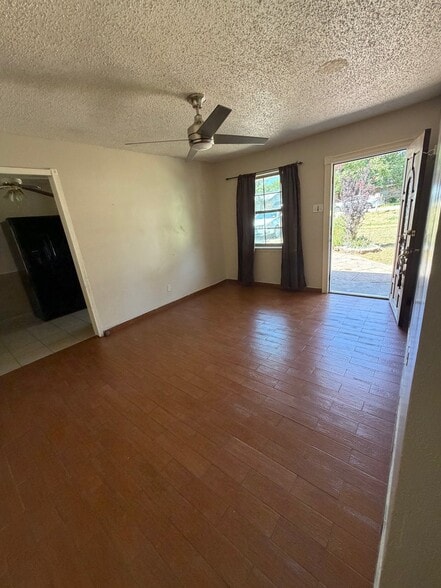 Building Photo - 526 Pebble Rd