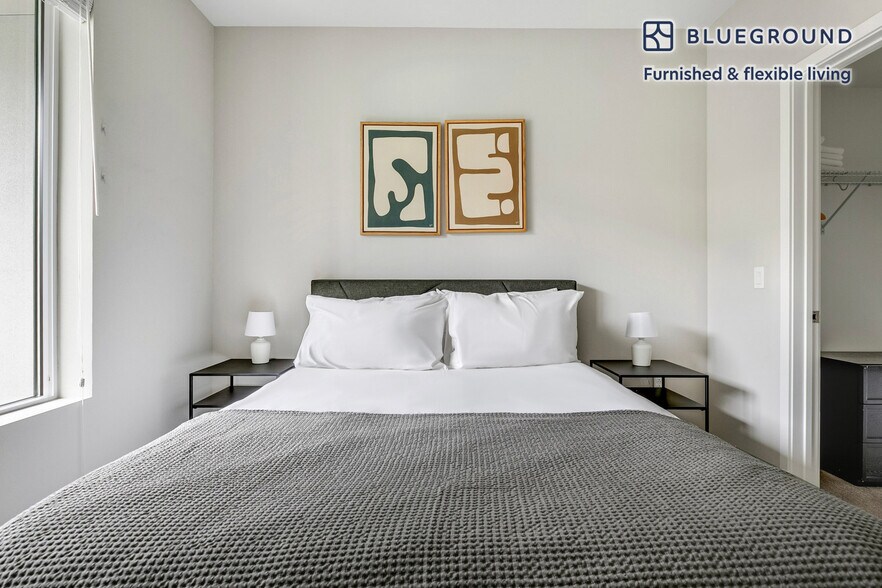 Building Photo - 3560 Rambla Pl