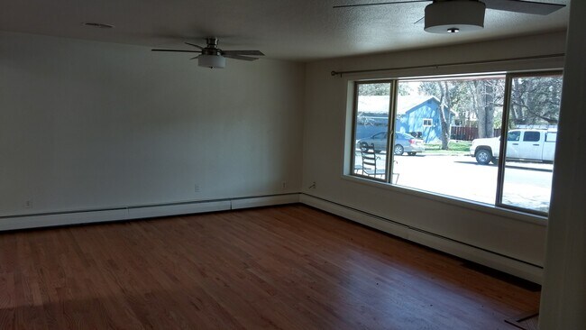 Building Photo - Beautifully Updated Boulder 3Bed/2Bath- Walking distance from CU campus & 29th St Mall! Available...