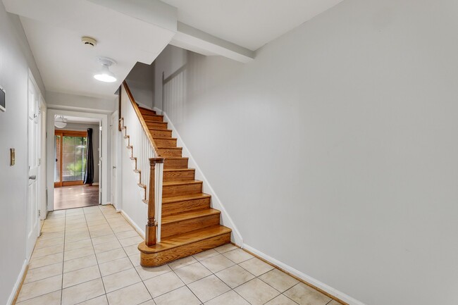 Building Photo - ROOM ONLY in 7-bed/4.0-bath Home