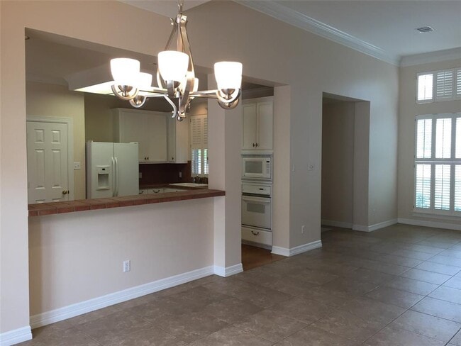 Building Photo - 4010 Long Champ Dr