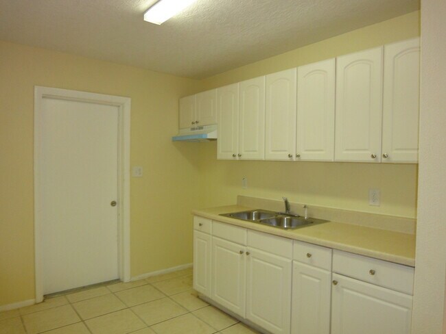 Building Photo - 2/1, 10117 N ASTER AVE UNIT A CLEAN BIG Ba...