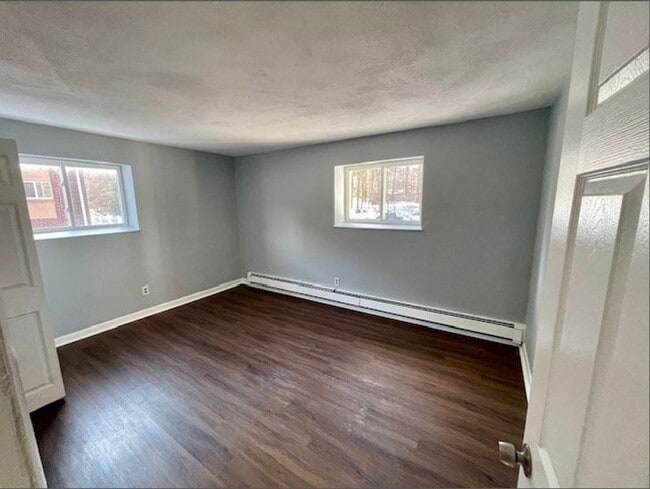 Building Photo - Fresh 1 Bedroom Corner Condo with 2 Off Street Parking Spaces