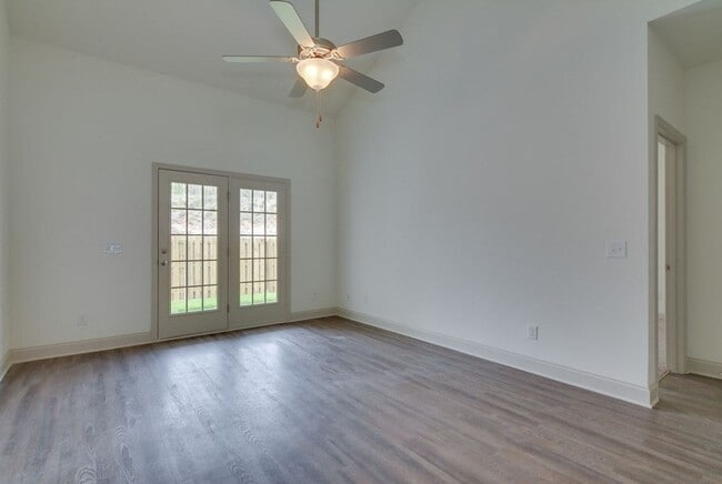 Building Photo - Beautiful End Unit Townhouse