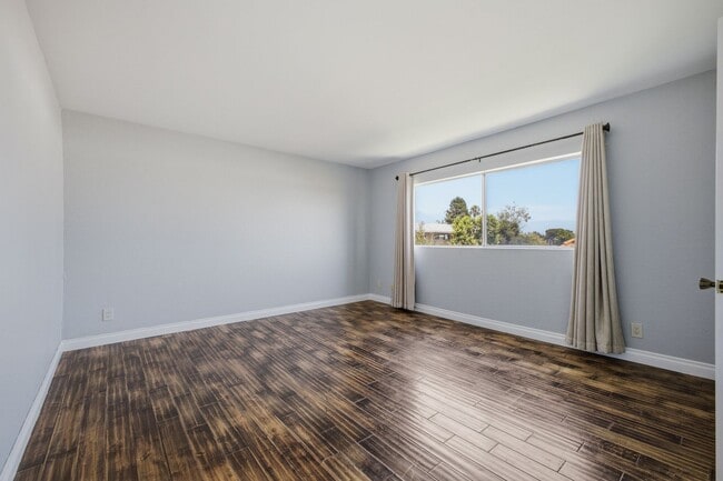 Building Photo - 2444 E Del Mar Blvd