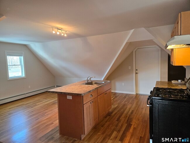 Building Photo - 674 Main St