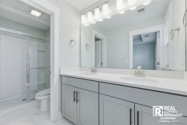 Building Photo - Oversized Kitchen + Near Park Circle Location | 2BR Townhome