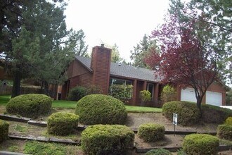 Building Photo - NE Bend on large lot