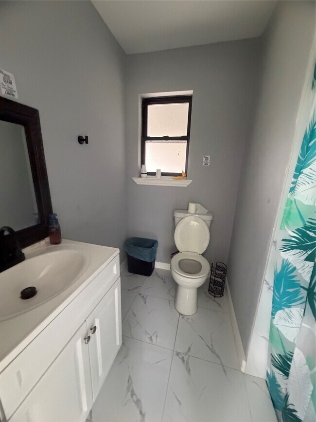 Building Photo - 143 Hollyvale Dr
