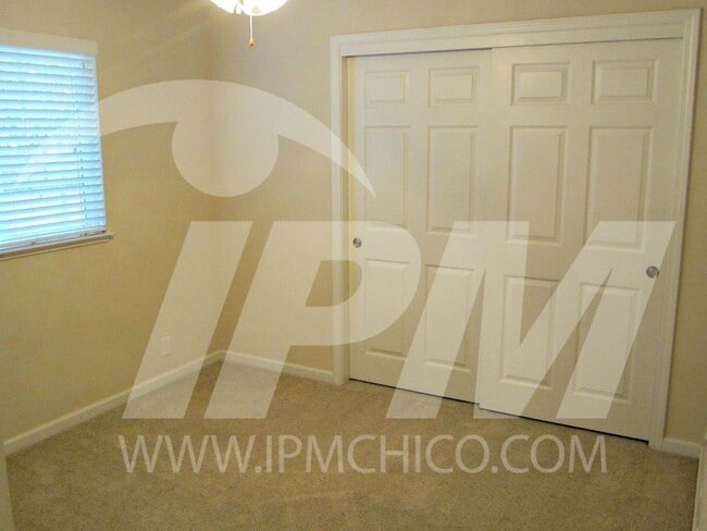 Building Photo - 2608 Doral Way