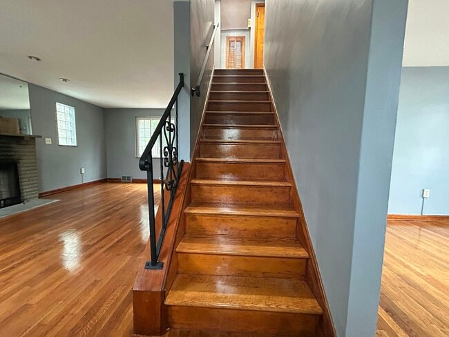 Building Photo - 1718 McNary Blvd