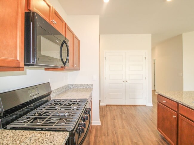 Building Photo - MOVE-IN Ready Home in New Market! $1,200 Rent Special!