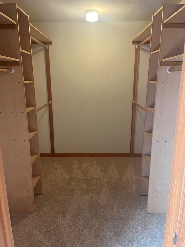 Building Photo - Tri-level 4 bedroom 3 bathroom Rincon Vall...